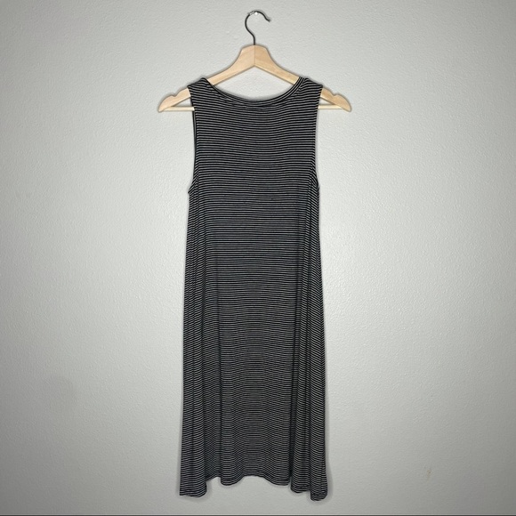 Black and White stripped Small sleeveless dress - Picture 2 of 4